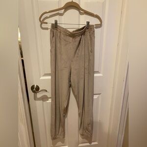 Victoria’s Secret Women’s Beige Size Medium Lounge Pants NWT